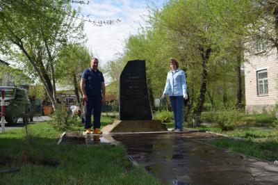 В рамках акции "Облагораживание территории с высадкой деревьев". Сотрудники МБУ "Горспортсооружения" высадили аллею хвойных растений возле памятника Победы в ВОВ.